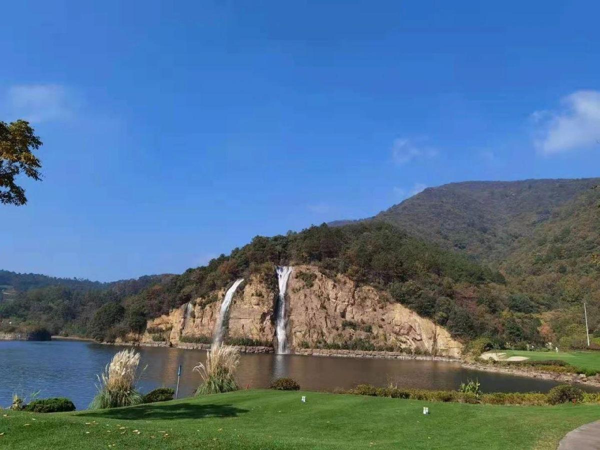 湖州温泉高尔夫球场 - 阳江保利银滩高尔夫套票-海滨高尔夫旅游1球1晚套餐
